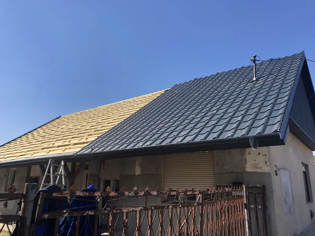 Cserepeslemez tetőfedés kivitelezés közben – lécezés
