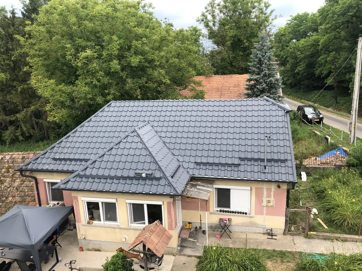 Családi ház – cserepeslemez tetőfedés